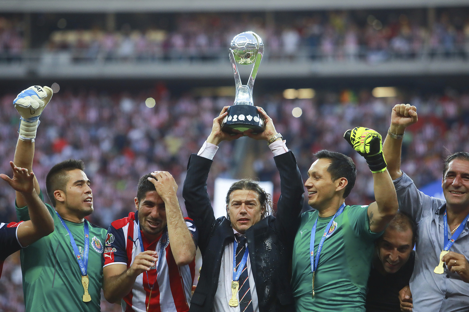 ZAPOPAN, MEXICO - MAY 28:  Matias Almeyda coach of Chivas lifts the champions trophy after the Final second leg match between Chivas and Tigres UANL as part of the Torneo Clausura 2017 Liga MX at Chivas Stadium on May 28, 2017 in Zapopan, Mexico. (Photo by Hector Vivas/LatinContent/Getty Images)